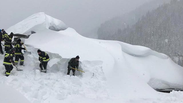 Darunter liegt ein Haus: Feuerwehrleute beim Freilegen eines Daches im österreichischen Pölstal. Darunter liegt ein Haus: Feuerwehrleute beim Freilegen eines Daches im österreichischen Pölstal.
