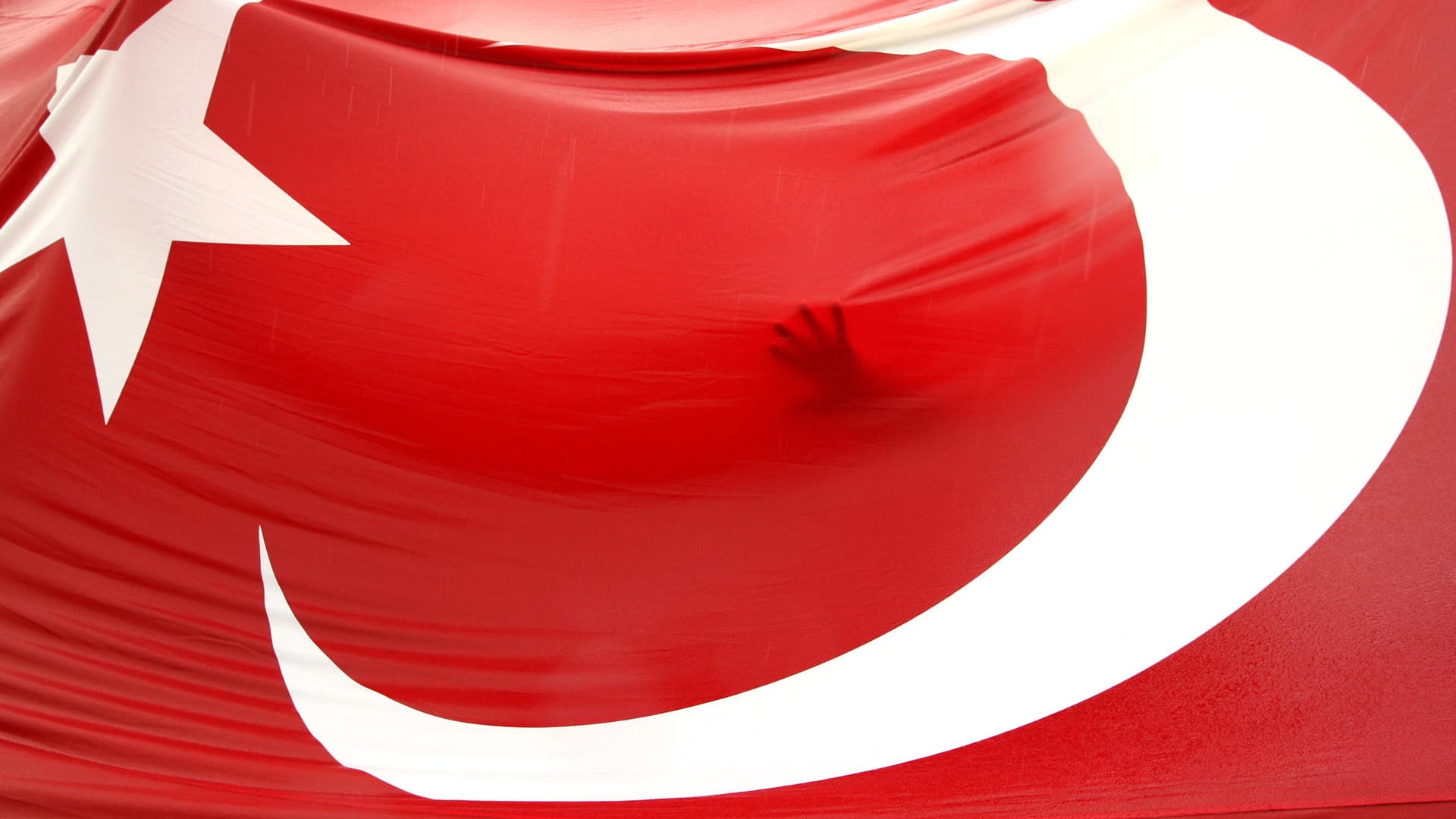 Demonstranten mit türkischer Flagge in Istanbul: Ein Gericht in Istanbul hat die Journalistin Pelin Ünker zu 13 Monaten Haft verurteilt. Demonstranten mit türkischer Flagge in Istanbul: Ein Gericht in Istanbul hat die Journalistin Pelin Ünker zu 13 Monaten Haft verurteilt.