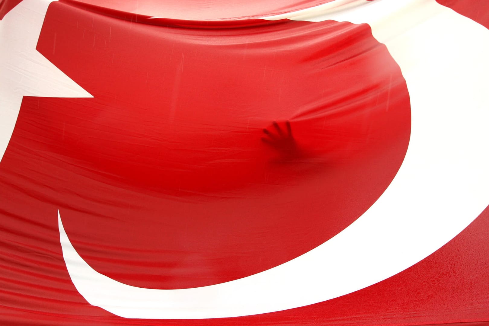Demonstranten mit türkischer Flagge in Istanbul: Ein Gericht in Istanbul hat die Journalistin Pelin Ünker zu 13 Monaten Haft verurteilt.