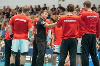 DHB-Coach Christian Prokop mit den deutschen Handballern beim Training in Berlin.
