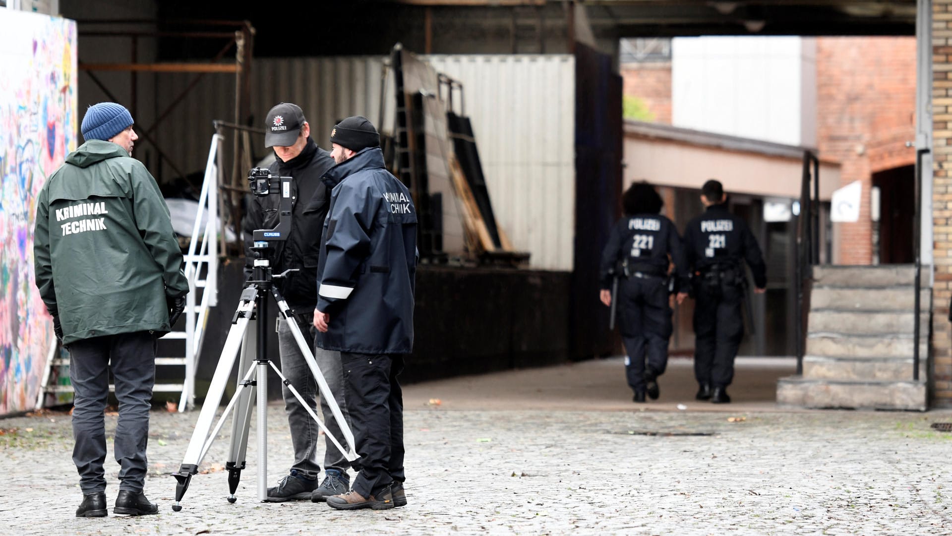 Polizisten sichern Spuren am Tatort: Der Angriff geschah im Bereich des Theaters am Goetheplatz in der Innenstadt von Bremen.