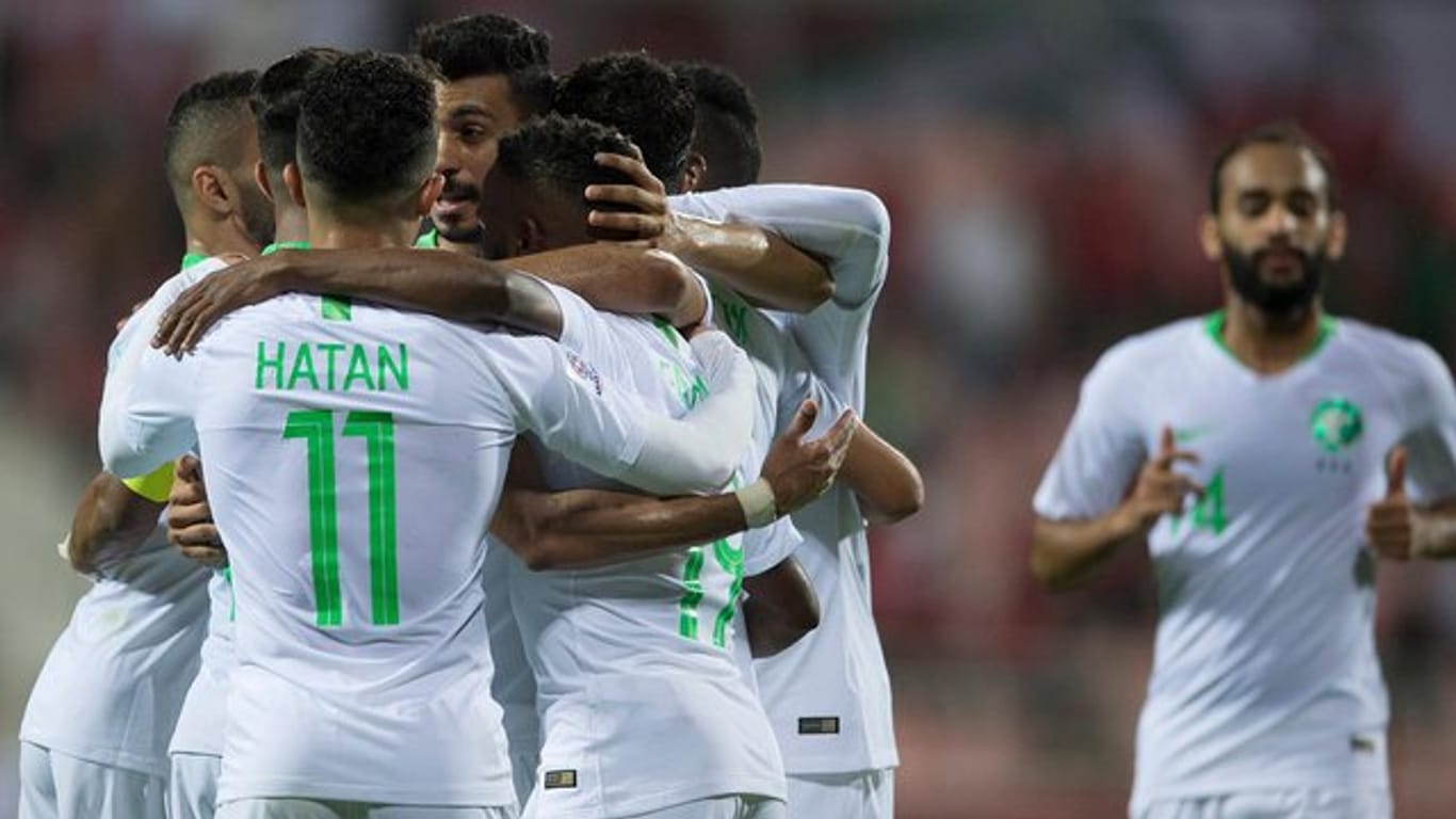 Die Spieler von Saudi-Arabien bejubeln den Sieg gegen Nordkorea.