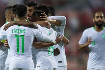 Die Spieler von Saudi-Arabien bejubeln den Sieg gegen Nordkorea.