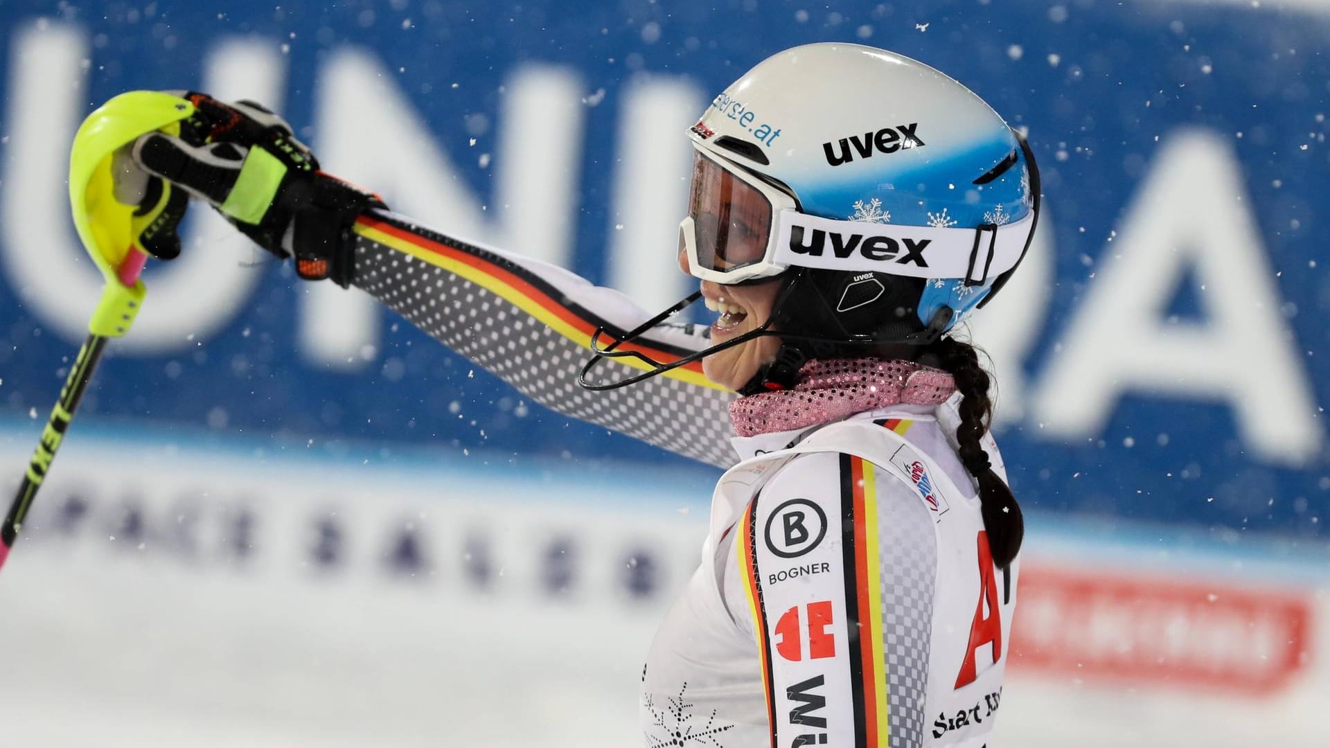 Christina Geiger freut sich im Zielbereich von Flachau.