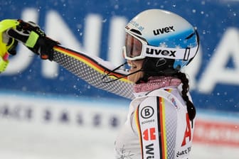 Christina Geiger freut sich im Zielbereich von Flachau.