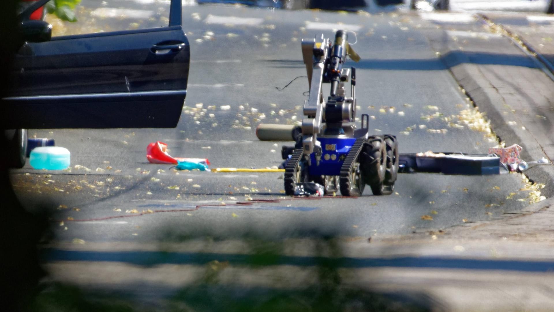 Brüssel, 2. Juli 2018: Ein Bombenentschärfungsroboter untersucht das Fahrzeug eines Ehepaares, das im Verdacht steht, im Auftrag Teherans einen Anschlag geplant zu haben.