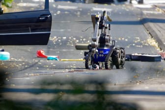 Brüssel, 2. Juli 2018: Ein Bombenentschärfungsroboter untersucht das Fahrzeug eines Ehepaares, das im Verdacht steht, im Auftrag Teherans einen Anschlag geplant zu haben.