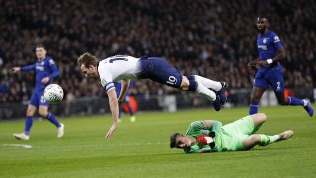 Chelsea-Keeper Kepa bringt Spurs-Torjäger Harry Kane zu Fall.