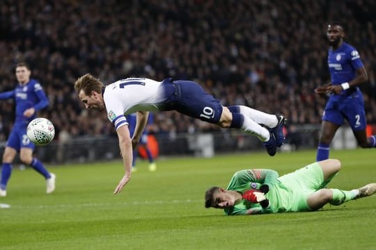 Chelsea-Keeper Kepa bringt Spurs-Torjäger Harry Kane zu Fall.