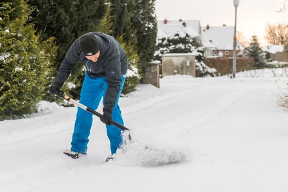 Haus- und Grundstückseigentümer sind in der Pflicht, wenn der Winter die Gehwege einschneit.