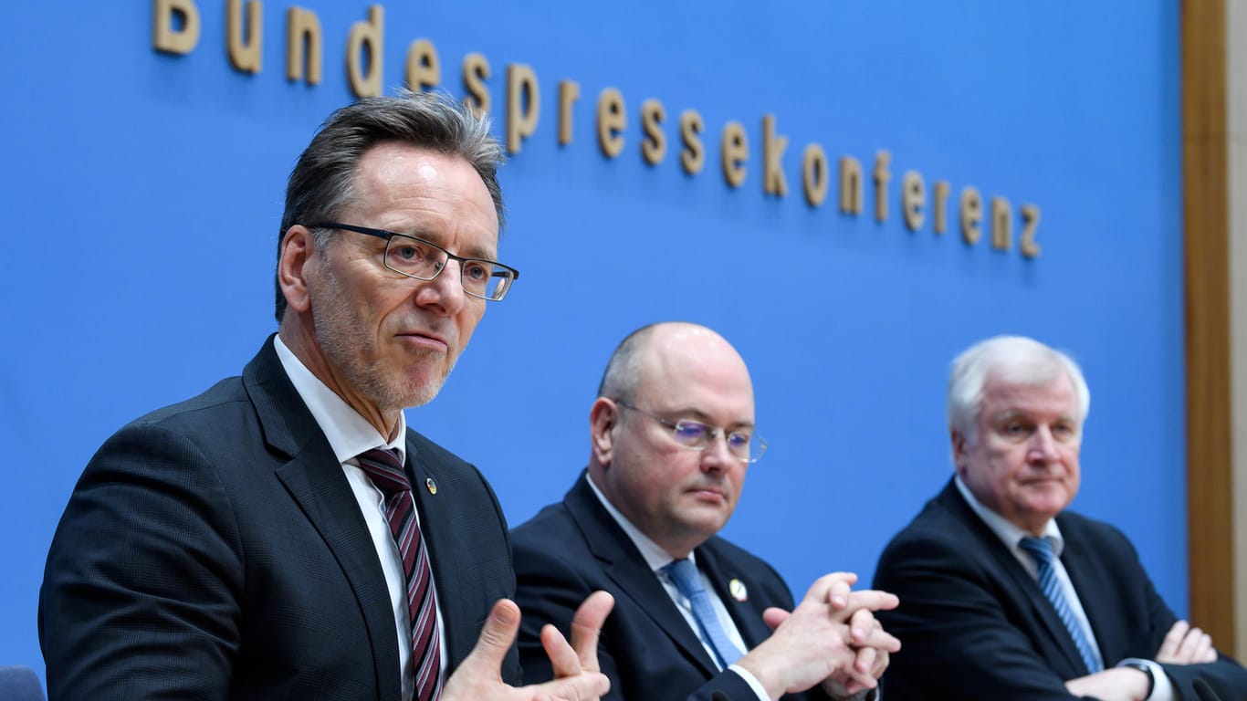 BKA-Chef Münch, BSI-Chef Schönbohm, Innenminister Seehofer bei der Pressekonferenz zum Datendiebstahl.