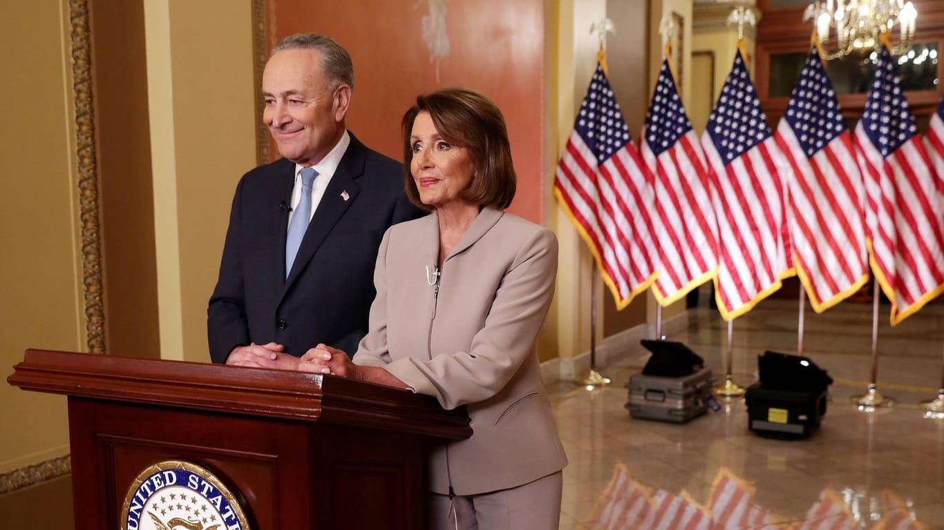 Die Sprecherin des Repräsentantenhauses, Nancy Pelosi, und der Minderheitenführer im Senat, Chuck Schumert: Im Anschluss an die Präsidenten-Rede redeten die beiden Demokraten im TV.