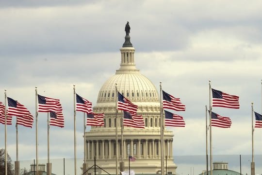 US-Flaggen vor dem Kapitol in Washington.