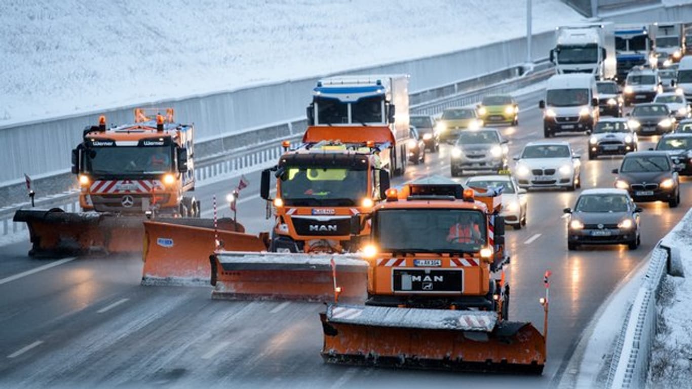 Auf breiter Front: Räumfahrzeuge des Winterdienstes sind auf der Autobahn 9 in Bayern im Einsatz.