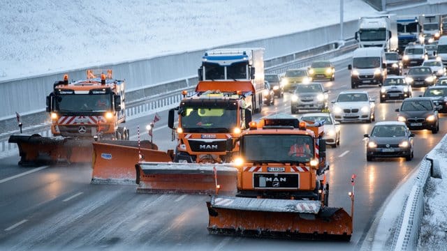 Auf breiter Front: Räumfahrzeuge des Winterdienstes sind auf der Autobahn 9 in Bayern im Einsatz. Auf breiter Front: Räumfahrzeuge des Winterdienstes sind auf der Autobahn 9 in Bayern im Einsatz.