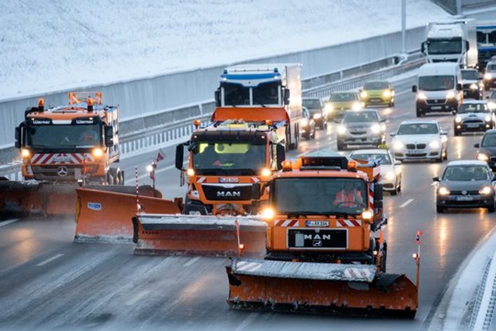 Auf breiter Front: Räumfahrzeuge des Winterdienstes sind auf der Autobahn 9 in Bayern im Einsatz.