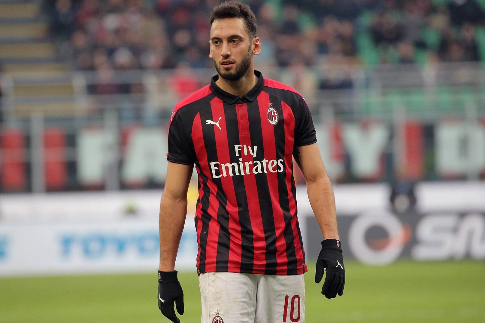 Neuen Klub im Blick? Hakan Calhanoglu im Milan-Trikot.