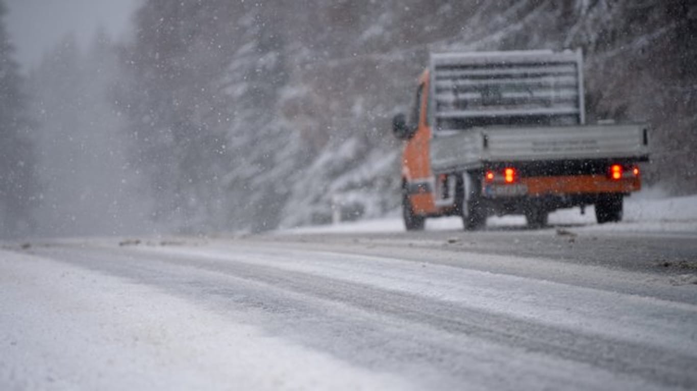 Ein Auto fährt bei Schneefall