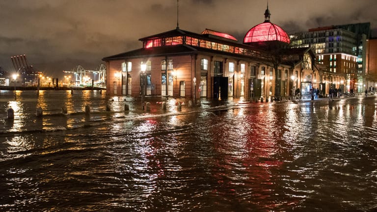 Der Fischmarkt in Hamburg steht unter Wasser: Am Mittwoch droht an der Ostsee eine Sturmflut.