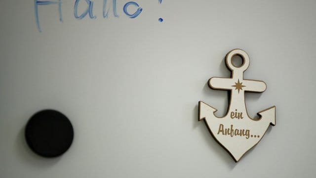 Tafel in den Verwaltungsräumen des Ankerzentrums für Geflüchtete. Tafel in den Verwaltungsräumen des Ankerzentrums für Geflüchtete.