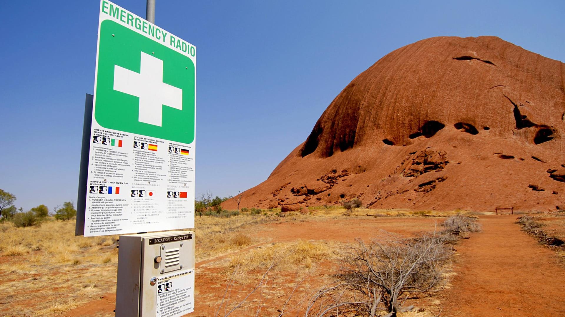 Notrufsäule am Ayers Rock in Australien.