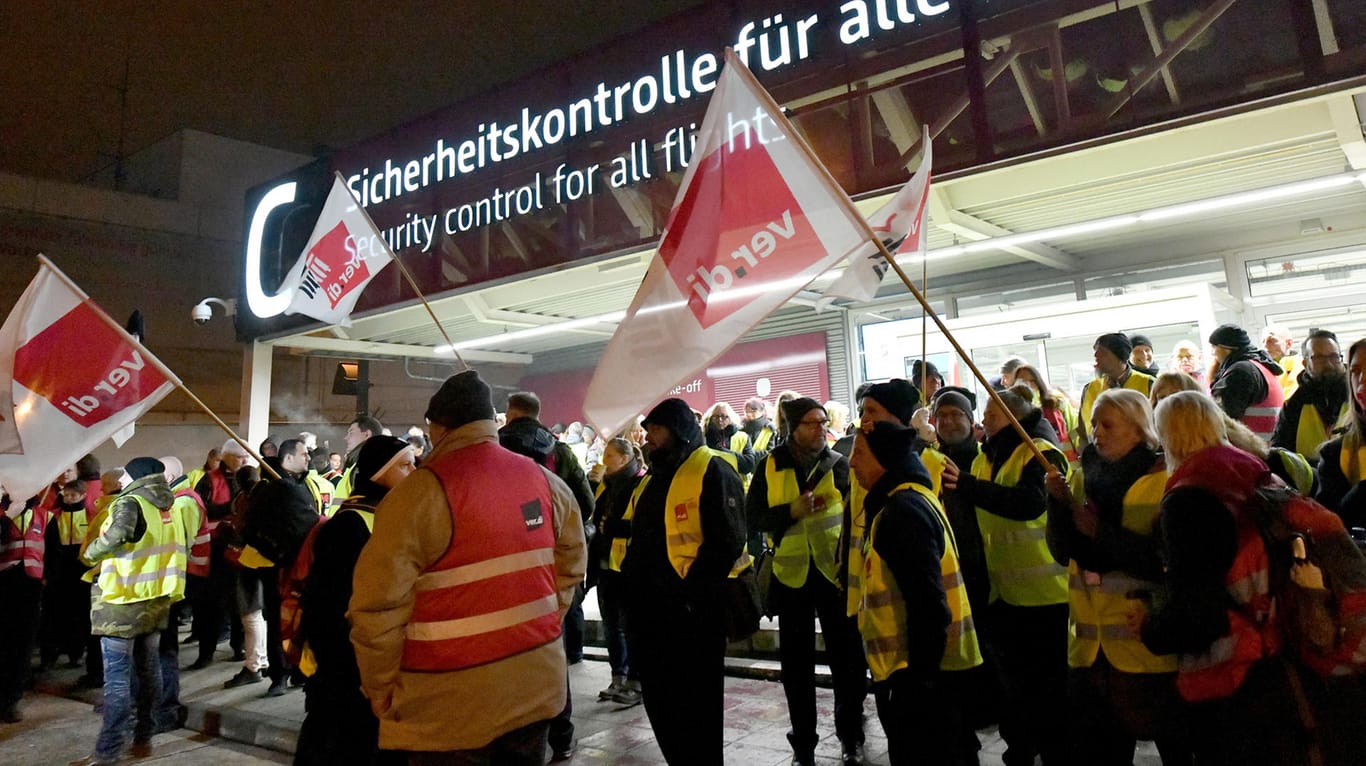 Warnstreik am Berliner Flughafen Schönefeld am Montag: Verdi hat für drei deutsche Flughäfen Streiks angekündigt.