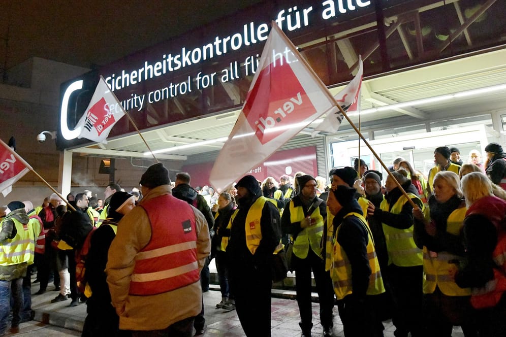 Warnstreik am Berliner Flughafen Schönefeld am Montag: Verdi hat für drei deutsche Flughäfen Streiks angekündigt.