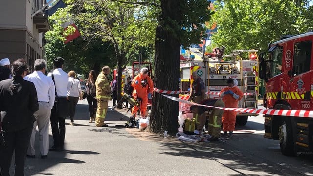 Einsatzkräfte der Feuerwehr und Einsatzkräfte in Schutzanzügen halten sich vor den Konsulaten von Indien und Frankreich auf. Einsatzkräfte der Feuerwehr und Einsatzkräfte in Schutzanzügen halten sich vor den Konsulaten von Indien und Frankreich auf.