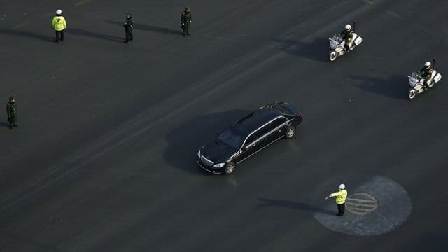 Vor seinem geplanten zweiten Gipfel mit US-Präsident Trump stimmt Nordkoreas Machthaber Kim Jong Un seine Strategie mit China ab. Vor seinem geplanten zweiten Gipfel mit US-Präsident Trump stimmt Nordkoreas Machthaber Kim Jong Un seine Strategie mit China ab.