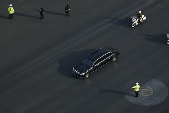 Vor seinem geplanten zweiten Gipfel mit US-Präsident Trump stimmt Nordkoreas Machthaber Kim Jong Un seine Strategie mit China ab.