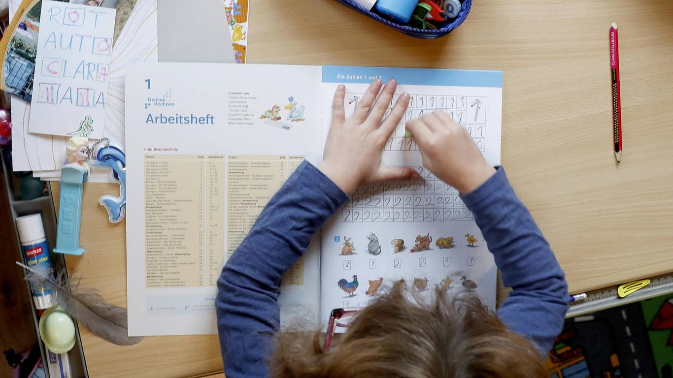 Ein Schulkind macht Hausaufgaben: Das "Starke-Familien-Gesetz" soll Geringverdienern mit Kindern helfen über die Runden zu kommen.