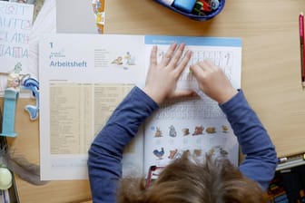 Ein Schulkind macht Hausaufgaben: Das "Starke-Familien-Gesetz" soll Geringverdienern mit Kindern helfen über die Runden zu kommen.