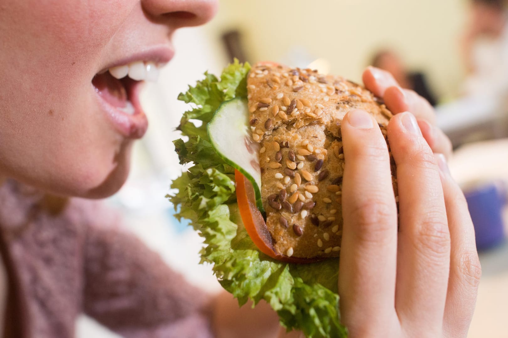 Ernährungsmythos: Nur Vollkorn ist gesund – aber nicht jedes dunkle Brötchen mit Körnern enthält auch tatsächlich Vollkorn.