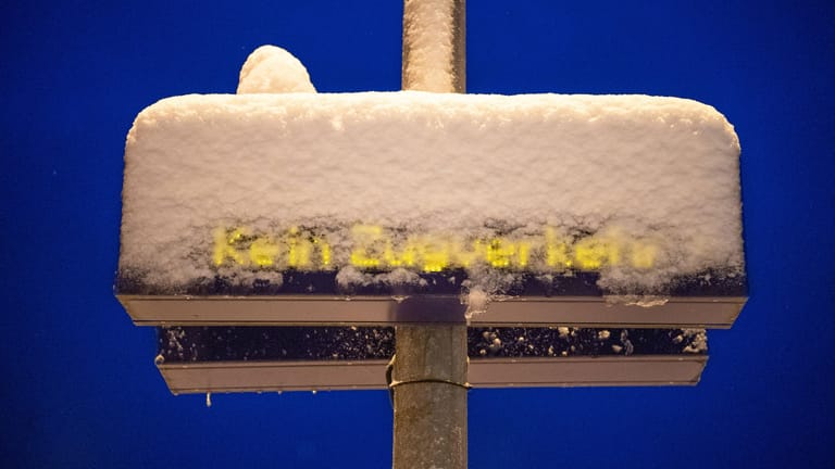 "Kein Zugverkehr" steht auf einer Fahrgastinformationstafel am Bahnhof von Miesbach. Der Landkreis Miesbach hat wegen starken Schneefalls und Unwetter einen Katastrophenalarm ausgelöst.