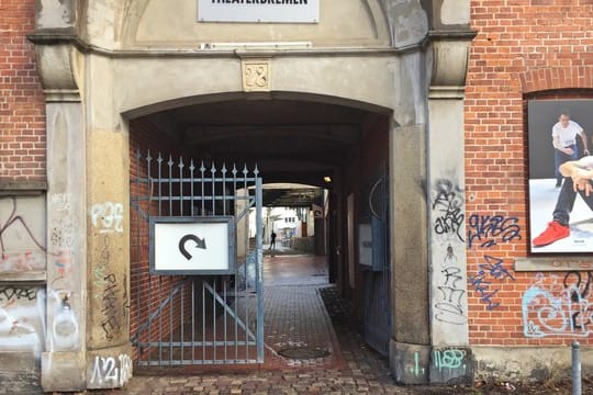Ein überdachter Durchgang führt zu einem Theater, wo der Bremer AfD-Landeschef Frank Magnitz attackiert und schwer verletzt wurde.
