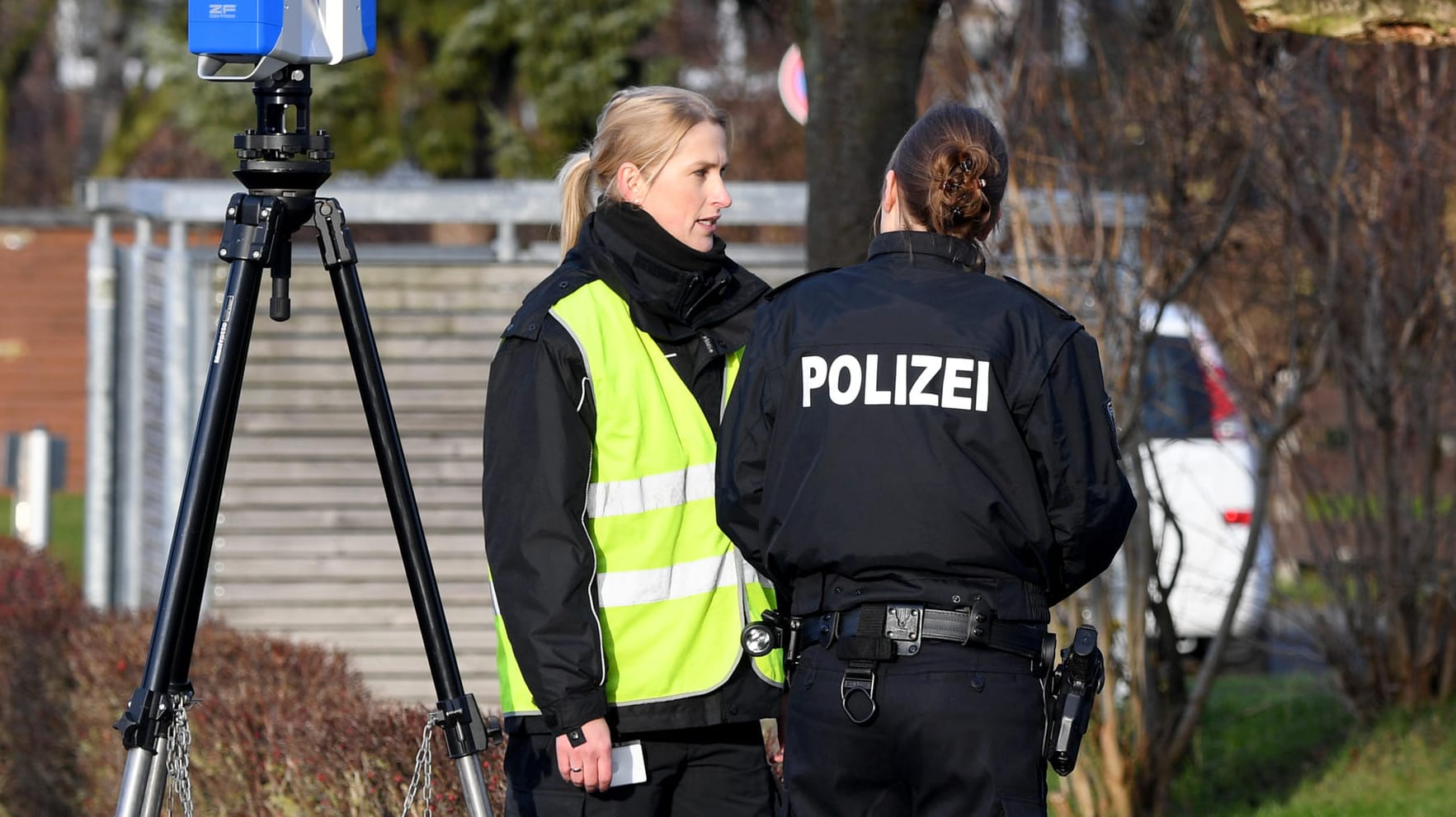 Schönberg bei Kiel: Polizistinnen sichern an der Stelle an der eine 39 Jahre alte Frau in der Silvesternacht durch einen Schuss ums Leben gekommen ist Spuren. Zunächst war vermutet worde, daß die junge Mutter durch einen illegalen Böller ums Leben gekommen ist.