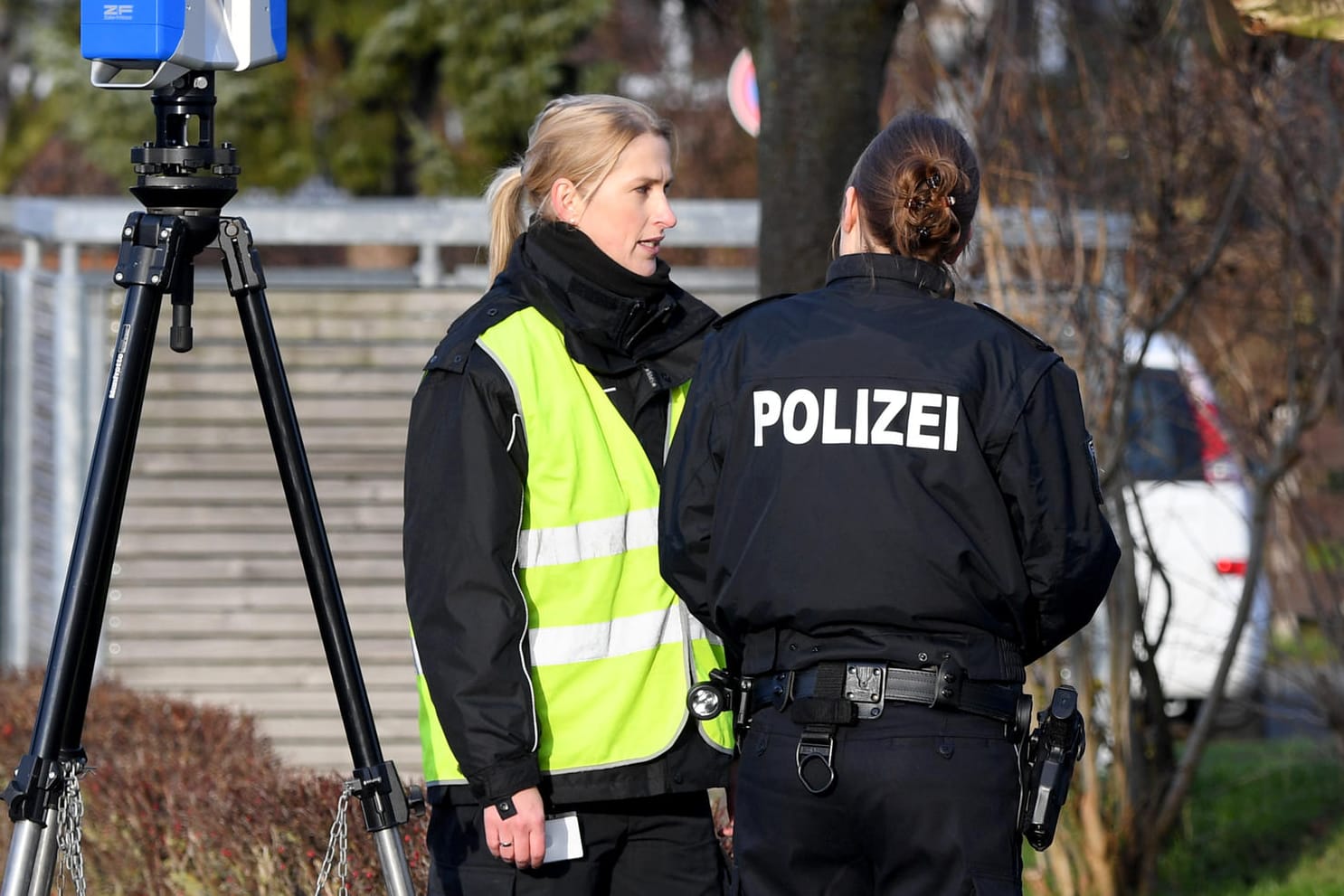 Schönberg bei Kiel: Polizistinnen sichern an der Stelle an der eine 39 Jahre alte Frau in der Silvesternacht durch einen Schuss ums Leben gekommen ist Spuren. Zunächst war vermutet worde, daß die junge Mutter durch einen illegalen Böller ums Leben gekommen ist.