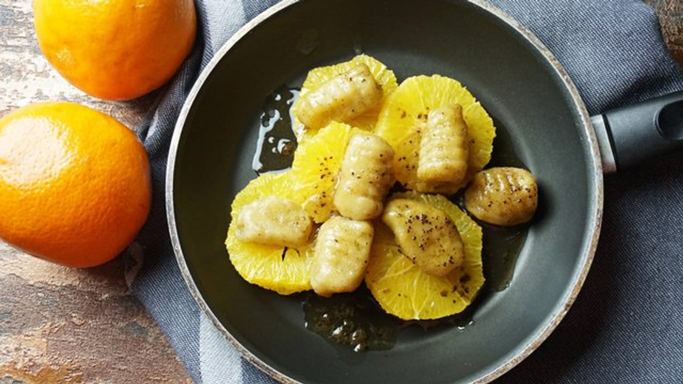 Orangenscheiben machen die Mascarpone-Gnocchis saftig und frisch.
