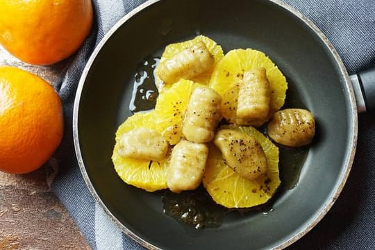 Orangenscheiben machen die Mascarpone-Gnocchis saftig und frisch.