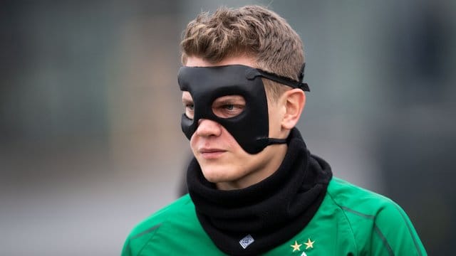 Matthias Ginter kommt mit Gesichtsmaske zum Training von Gladbach.