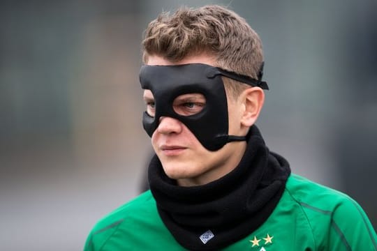 Matthias Ginter kommt mit Gesichtsmaske zum Training von Gladbach.