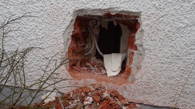 Einbruch durch die Hauswand: Die Diebe scheiterten jedoch am Möbelstück dahinter. Einbruch durch die Hauswand: Die Diebe scheiterten jedoch am Möbelstück dahinter.