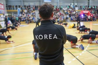 Vier nordkoreanische Spieler ergänzen dank einer Sondererlaubnis des Weltverbands den südkoreanischen Kader aus 16 Akteuren.