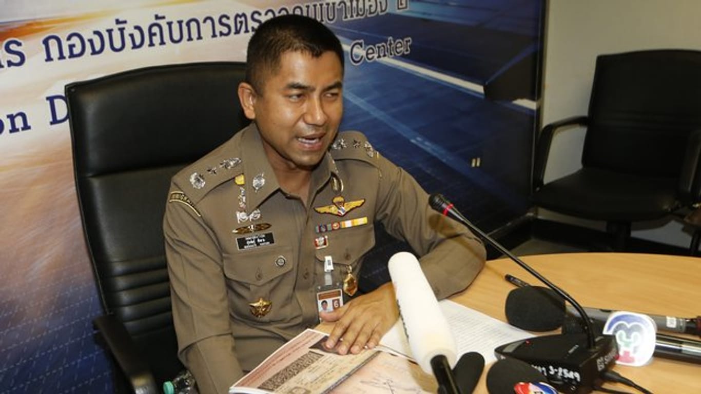 Surachate Hakparn, Chef der Einwanderungspolizei von Thailand, spricht bei einer Pressekonferenz am Flughafen Bangkok-Suvarnabhumi.