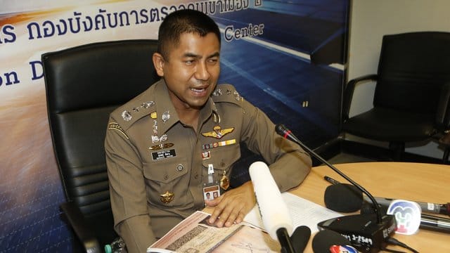 Surachate Hakparn, Chef der Einwanderungspolizei von Thailand, spricht bei einer Pressekonferenz am Flughafen Bangkok-Suvarnabhumi. Surachate Hakparn, Chef der Einwanderungspolizei von Thailand, spricht bei einer Pressekonferenz am Flughafen Bangkok-Suvarnabhumi.