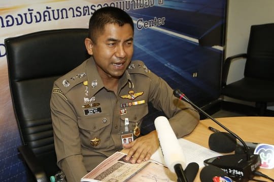 Surachate Hakparn, Chef der Einwanderungspolizei von Thailand, spricht bei einer Pressekonferenz am Flughafen Bangkok-Suvarnabhumi.