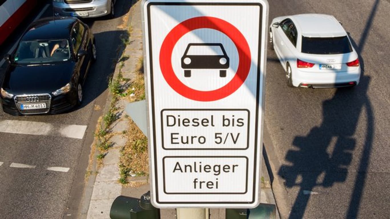 Diesel-Autos der Emissionsklasse Euro 5 sind in einigen deutschen Innenstädten in bestimmten Gebieten nicht mehr zugelassen.