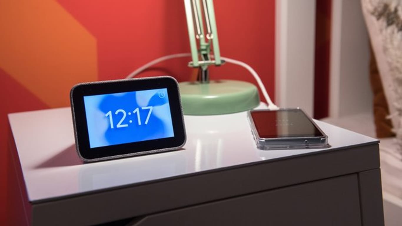 Weil Lenovos Smart Clock im privaten Schlafzimmer stehen soll, verzichten die Chinesen auf den Einbau einer Kamera.