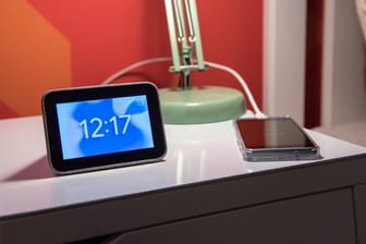 Weil Lenovos Smart Clock im privaten Schlafzimmer stehen soll, verzichten die Chinesen auf den Einbau einer Kamera.