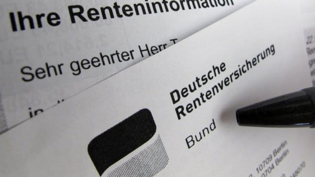 Ob sich eine nachträgliche Einzahlung von Rentenbeiträgen positiv auf die Rente auswirkt, können Verbraucher in einem Beratungsgespräch beim Rentenversicherungsträger klären. Ob sich eine nachträgliche Einzahlung von Rentenbeiträgen positiv auf die Rente auswirkt, können Verbraucher in einem Beratungsgespräch beim Rentenversicherungsträger klären.